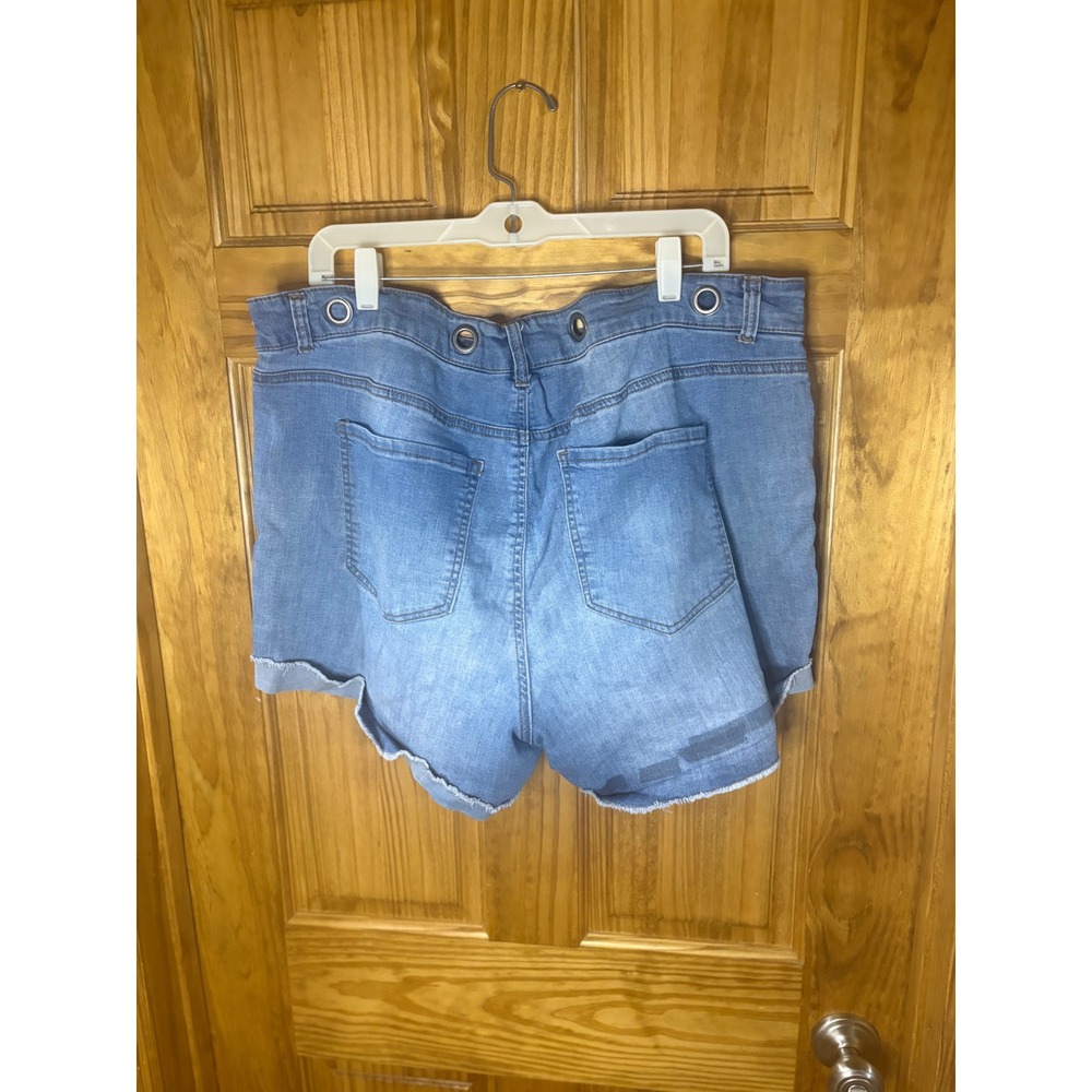 True Craft Womens Distressed Denim Shorts Light Wash Grommet Waist Size 20 - Picture 2 of 4
